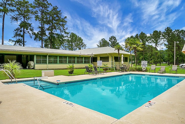 view of pool featuring a yard