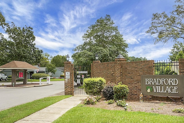 view of community / neighborhood sign