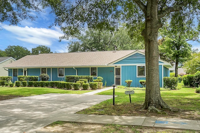 ranch-style home with a front lawn