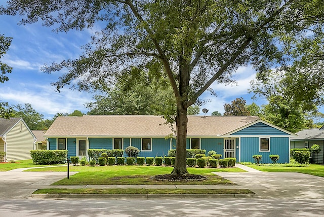 ranch-style home featuring a front yard