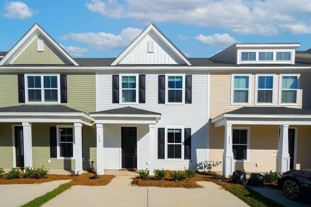 townhome / multi-family property featuring covered porch