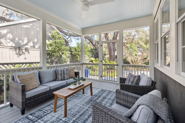 sunroom with ceiling fan