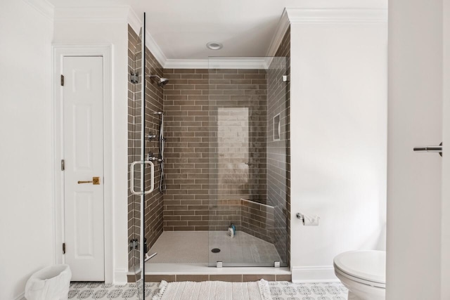 full bath with toilet, baseboards, a stall shower, and ornamental molding