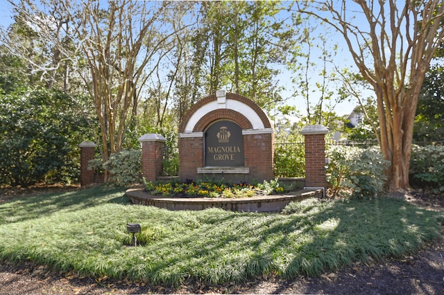 community sign with a lawn