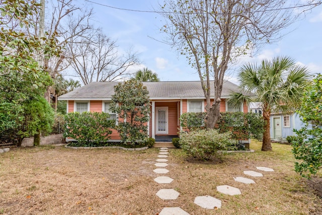 view of front of property with a front yard