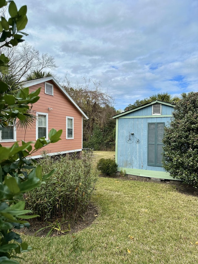 view of yard featuring a shed