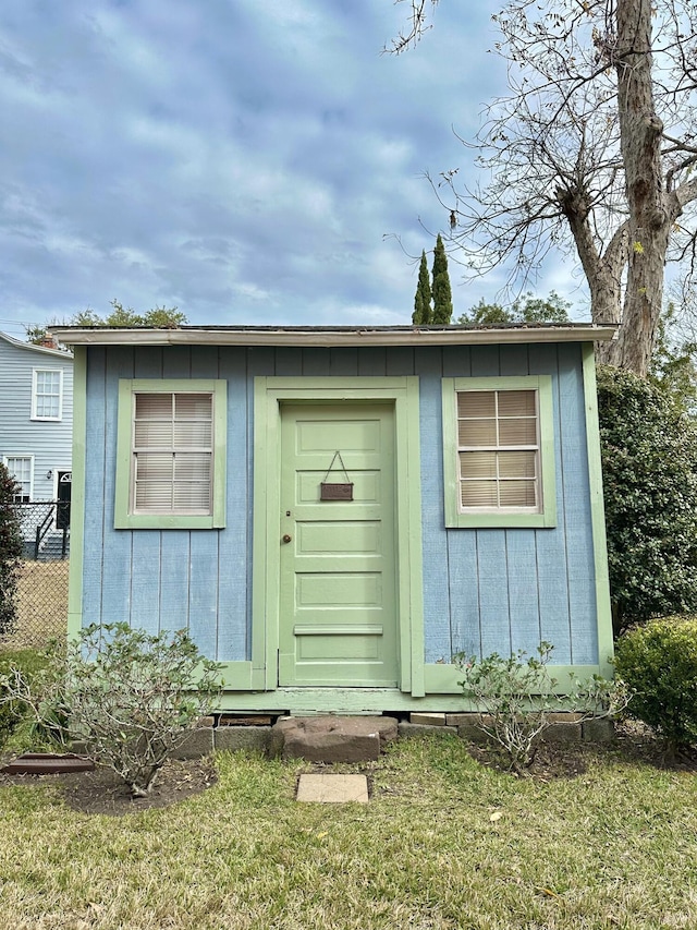 view of outdoor structure featuring a yard