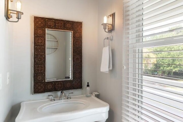 bathroom featuring sink