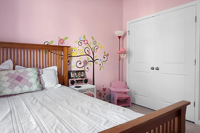 bedroom featuring carpet floors and a closet