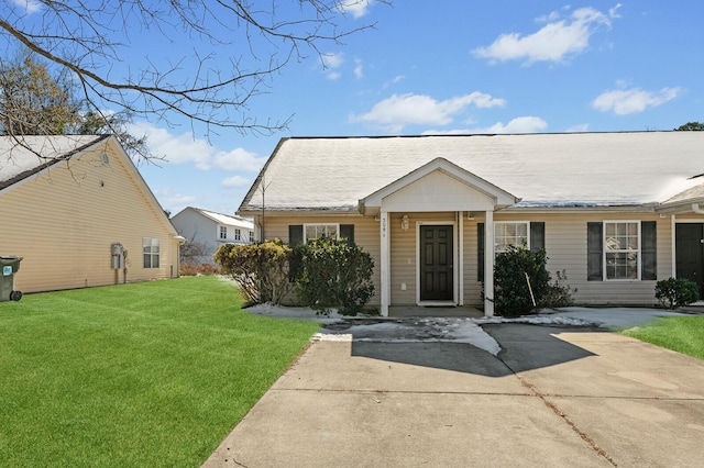 view of front of property with a front lawn