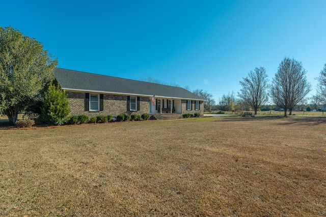 ranch-style house featuring a front yard