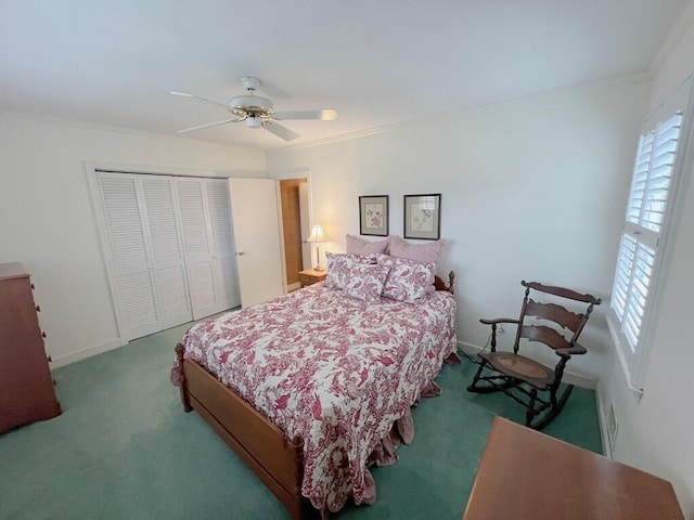 bedroom featuring ceiling fan, carpet floors, crown molding, and a closet