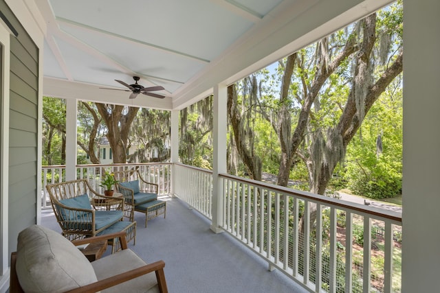 sunroom with ceiling fan