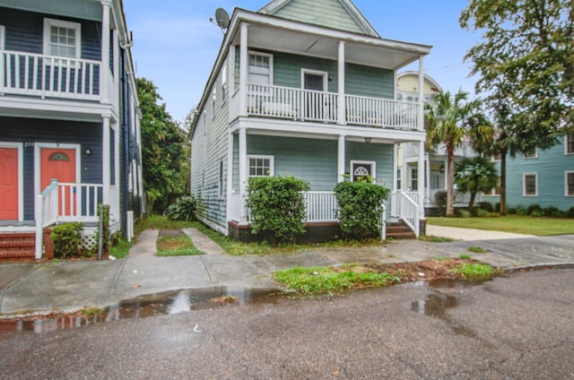 view of front of property featuring a balcony