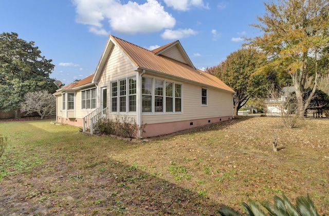 view of side of property featuring a yard