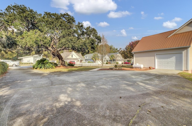 view of yard featuring an outbuilding