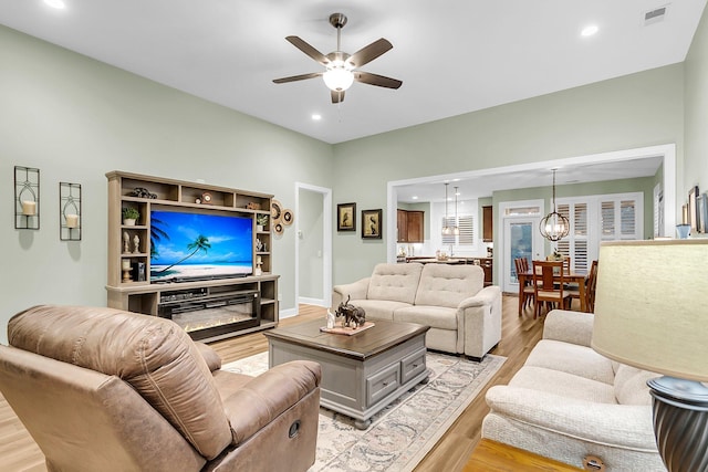 living room with recessed lighting, light wood-type flooring, visible vents, and ceiling fan