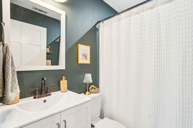 full bathroom with a shower with shower curtain, visible vents, vanity, and toilet