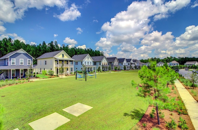 view of property's community featuring a lawn