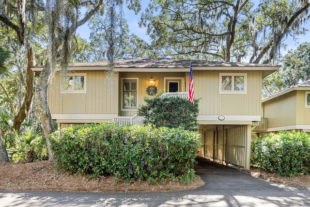 view of front facade with driveway and a carport
