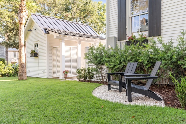 view of yard with an outdoor structure