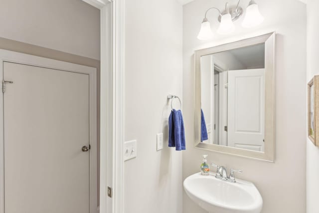 bathroom featuring sink