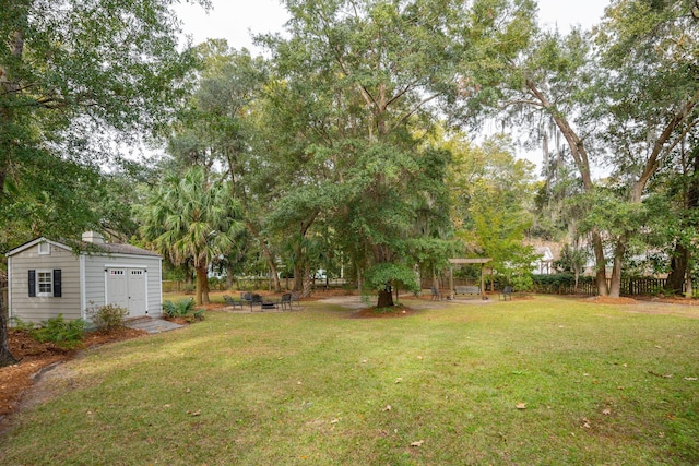 view of yard featuring an outbuilding