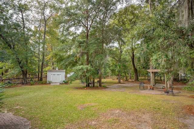 view of yard featuring a shed