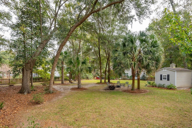 view of yard featuring an outdoor structure