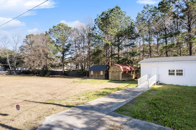 view of yard featuring a storage shed