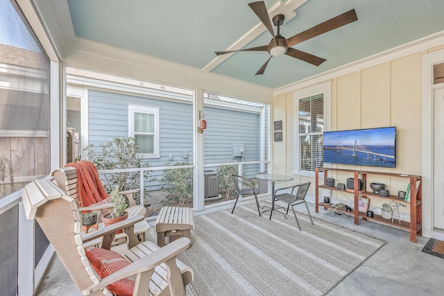 sunroom with ceiling fan