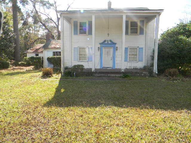 view of front of property with a front yard