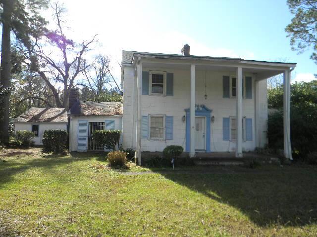 view of front of home featuring a front yard