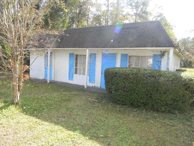 view of front of house with a front yard