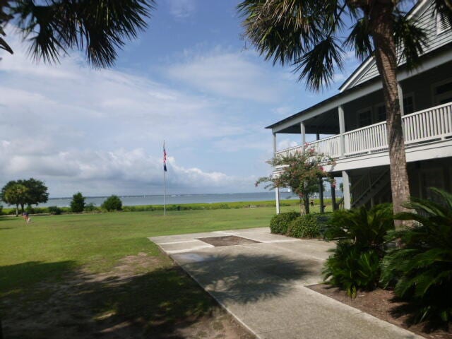 view of yard featuring a water view