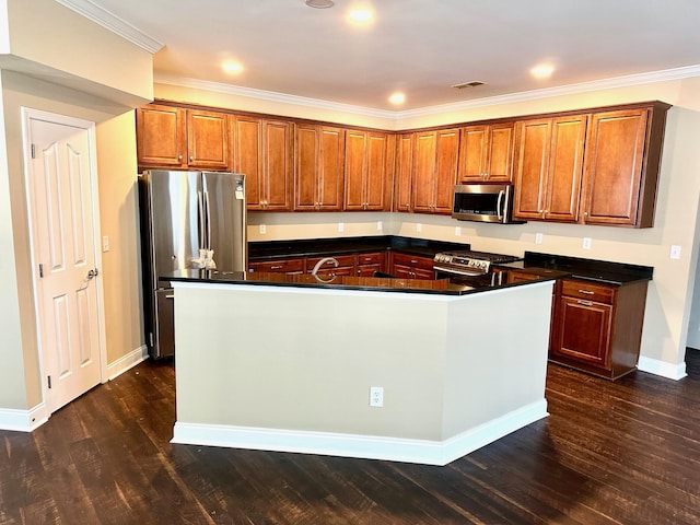 kitchen featuring stainless steel appliances, a center island, dark countertops, dark wood finished floors, and brown cabinets