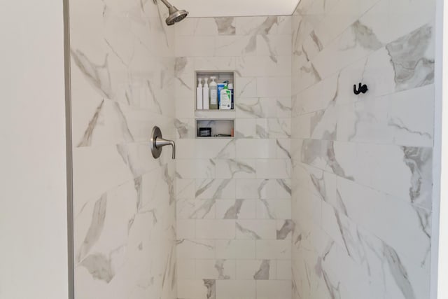 bathroom featuring a tile shower