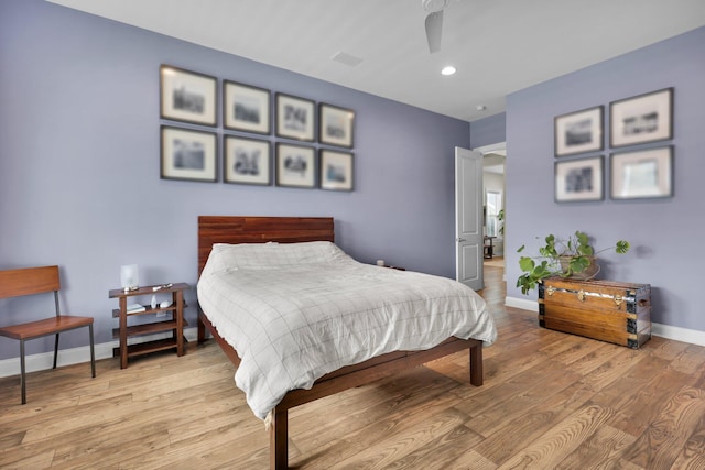 bedroom featuring ceiling fan, recessed lighting, wood finished floors, visible vents, and baseboards