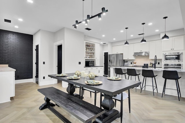 dining room with visible vents, baseboards, and recessed lighting