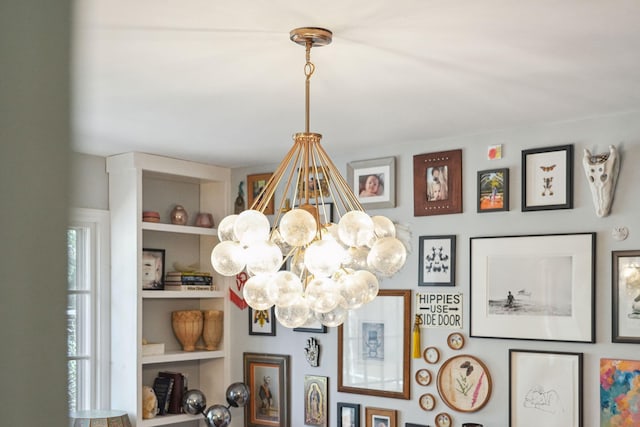 interior details with an inviting chandelier and built in shelves