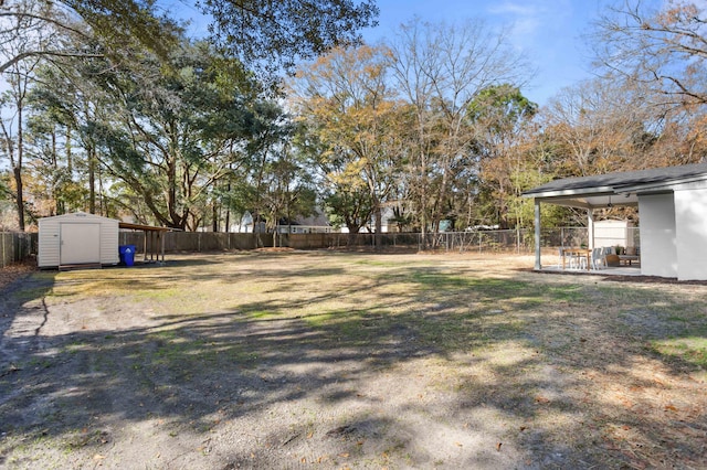 view of yard with a storage unit