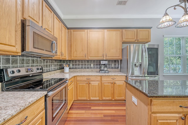 kitchen featuring crown molding, stainless steel appliances, visible vents, and light wood-style flooring