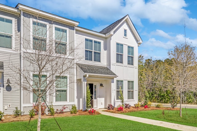 view of front of house featuring a front lawn