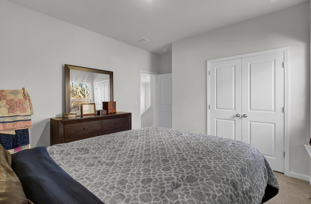 bedroom featuring visible vents, carpet floors, and a closet