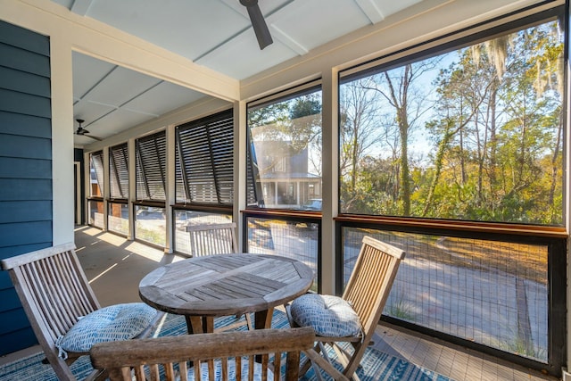 sunroom with ceiling fan