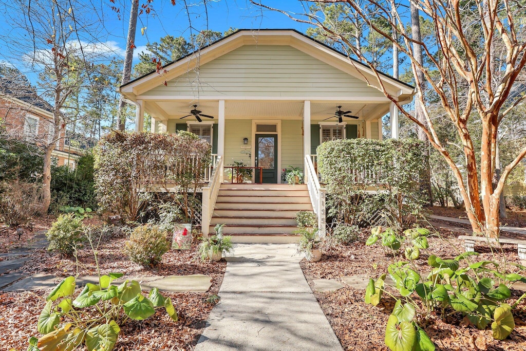 view of front facade featuring ceiling fan and a porch