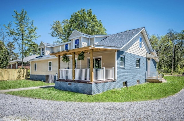 view of front of home featuring central air condition unit and a front yard