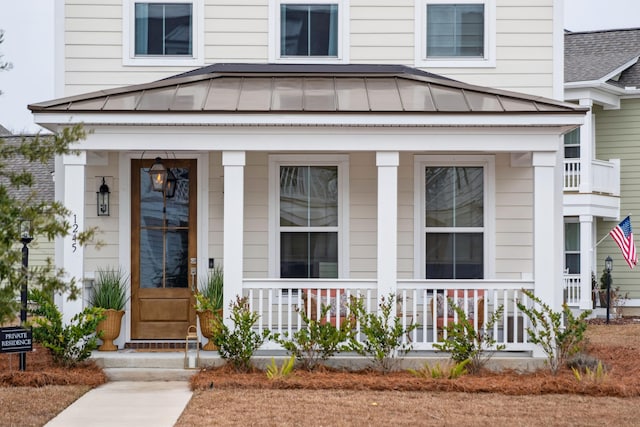 entrance to property featuring a porch