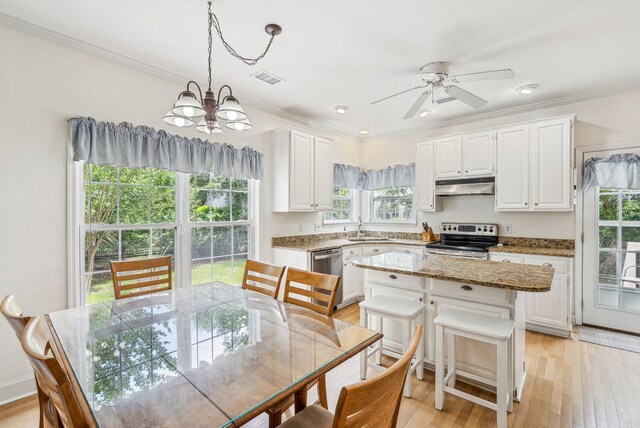 174 Revetment Ln, Mount Pleasant, SC 29464 - kitchen with appliances with stainless steel finishes, under cabinet range hood, a sink, a chandelier, and crown molding