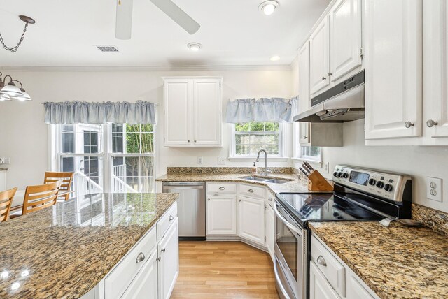 174 Revetment Ln, Mount Pleasant, SC 29464 - kitchen with appliances with stainless steel finishes, a sink, under cabinet range hood, white cabinets, and light wood finished floors
